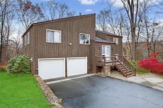 42 Maple Moor Ln, Cortlandt Manor, NY 10567