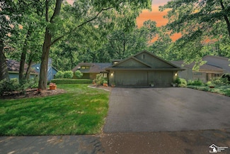 6960 Streamview Dr, Lambertville, MI 48144