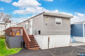 39 Helen Dr, Moonachie, NJ 07074