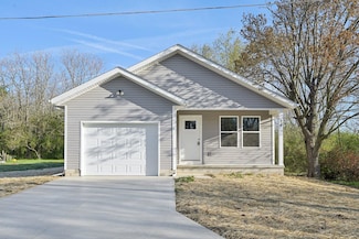 26 Miron St, Bloomingburg, OH 43106