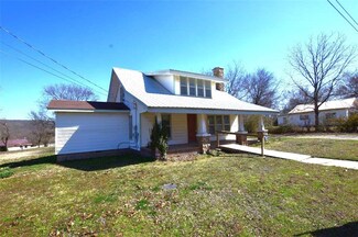1221 S 3rd St, Stilwell, OK 74960