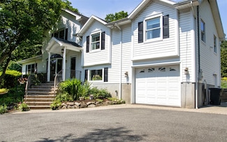 25 Mckinley St, Pearl River, NY 10965
