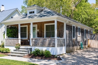 28 Oakwood Ave, Falmouth, MA 02540