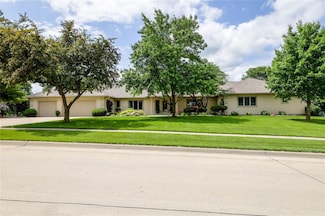 4416 Oakwood Ln, West Des Moines, IA 50265