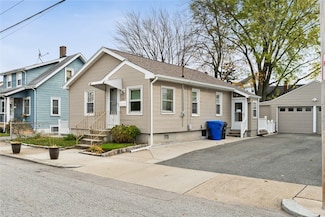 113 Oakland Ave, Pawtucket, RI 02861