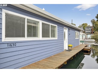 11630 N Island Cove Ln, Portland, OR 97217