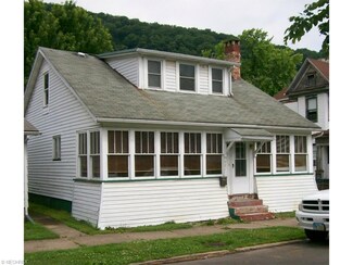527 Broadway Ave, Wellsville, OH 43968