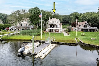 729 Middlebridge Rd, Wakefield, RI 02879