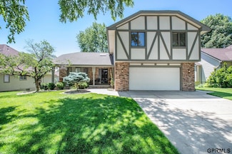 611 Oak Ridge Rd, Papillion, NE 68046