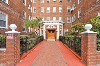63-109 Saunders St Unit C18, Rego Park, NY 11374