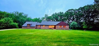 15640 Graves Rd, Pinckney, MI 48169