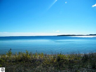 1646 N Arrowhead Trail, Suttons Bay, MI 49682