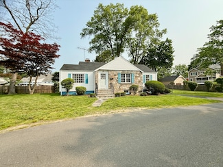 14 Hedge Dr, Norwalk, CT 06851