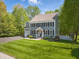 8 Elizabeth St, Amesbury, MA 01913
