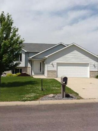 350 S Rolling Hills Dr, Le Center, MN 56057
