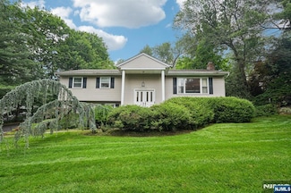 839 Carter Ln, Paramus, NJ 07652
