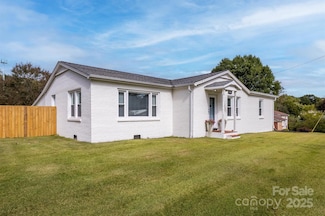 2625 NE 20th Ln NE, Hickory, NC 28601