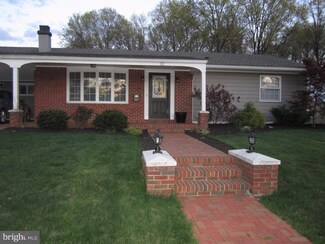 32 Timber Ln, Levittown, PA 19054
