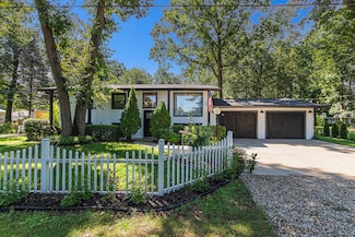 819 W Michigan St, New Buffalo, MI 49117