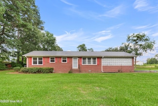 113 W Page St, Teachey, NC 28464