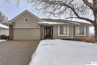 303 Fleetwood Dr, Papillion, NE 68133