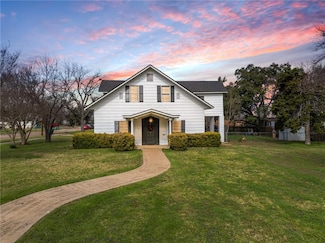 915 W 6th St, Mc Gregor, TX 76657