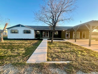 737 Fm 2200 W, Devine, TX 78016