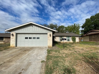 701 Victoria Dr, Euless, TX 76039