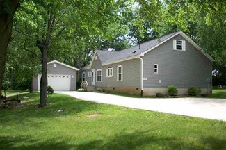 10018 N Mulberry Dr, Syracuse, IN 46567