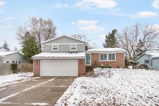 2054 S Eventide Dr NE, Grand Rapids, MI 49505