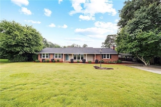 2 Lakewood Cir, Phenix City, AL 36867