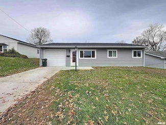 1336 W 38th Place, Davenport, IA 52806