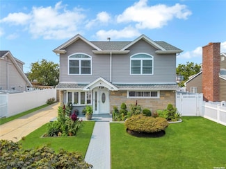 871 Grand Blvd, Westbury, NY 11590