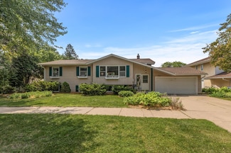 2166 Larry Ho Dr, Saint Paul, MN 55119