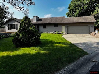 736 Valley View Rd, Saint Peter, MN 56082