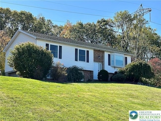 6614 Oak Dr, Slatington, PA 18080