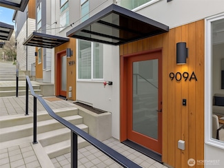 909 Hiawatha Place S Unit A, Seattle, WA 98144
