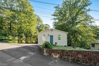 24 Southard Rd, Mount Arlington, NJ 07856