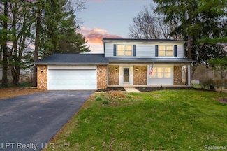 3715 W Hiawatha Dr, Okemos, MI 48864