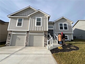 2204 NW 94th St, Kansas City, MO 64154