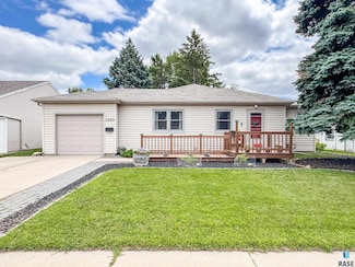 3205 E 18th St, Sioux Falls, SD 57103