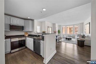6404 City Place, Edgewater, NJ 07020