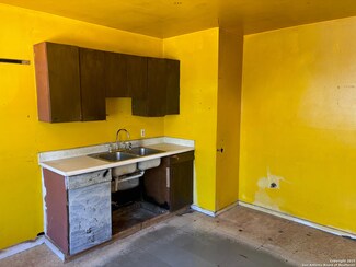 210 NW 39th St, San Antonio, TX 78237