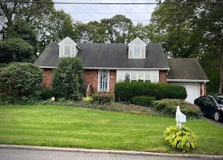 72 Seminole St, Selden, NY 11784