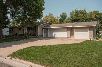 812 8th Ave NW, Waseca, MN 56093