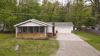 206 Harvey Ave, Houghton Lake, MI 48629