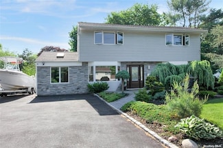 14 Cornfield Ln, ComMacK, NY 11725