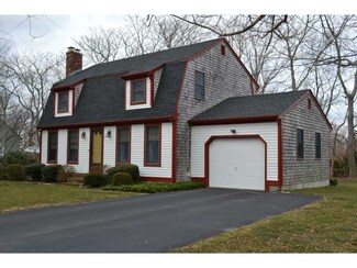 35 Peckham Place, Bristol, RI 02809
