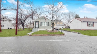 497 Elizabeth St, Oakhurst, NJ 07755