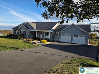 3393 Crestview Ln, Walnutport, PA 18088